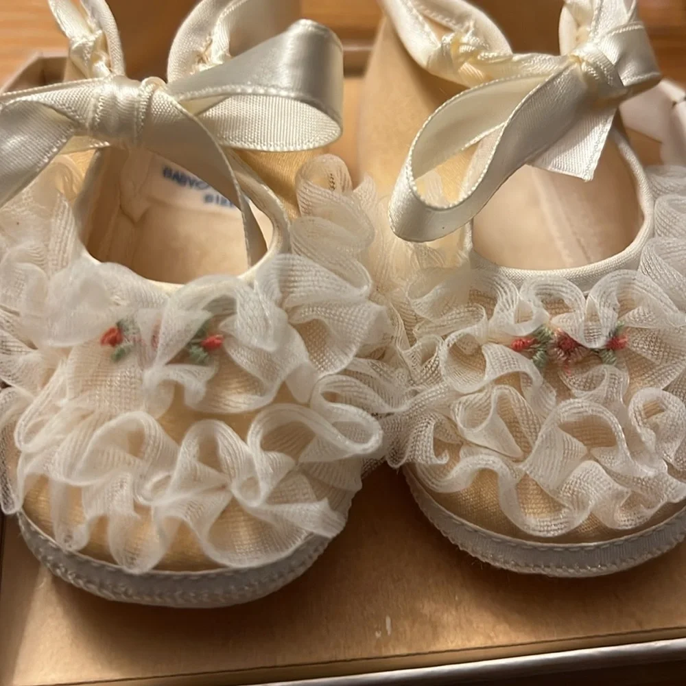 White Ruffle Mary Jane Shoes - Picture 5 of 5